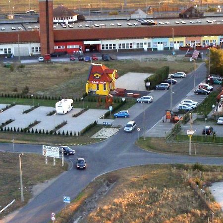 Hotel Rozsa Csarda Bungalow & Caravan Park Hegyeshalom Exterior foto