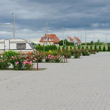 Hotel Rozsa Csarda Bungalow & Caravan Park Hegyeshalom Exterior foto