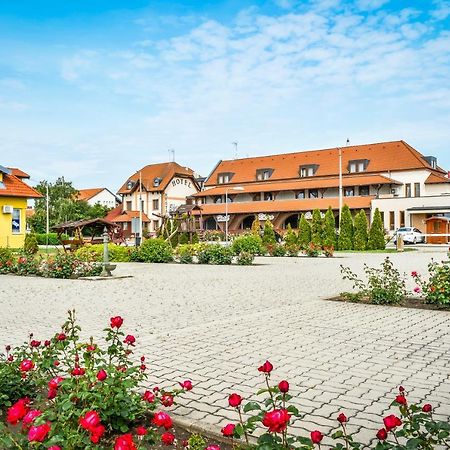 Hotel Rozsa Csarda Bungalow & Caravan Park Hegyeshalom Exterior foto