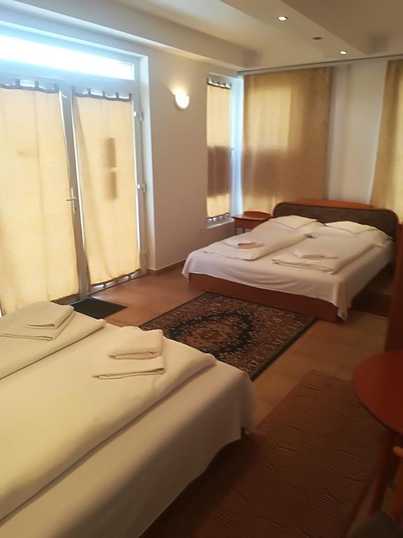 Hotel Rozsa Csarda Bungalow & Caravan Park Hegyeshalom Exterior foto