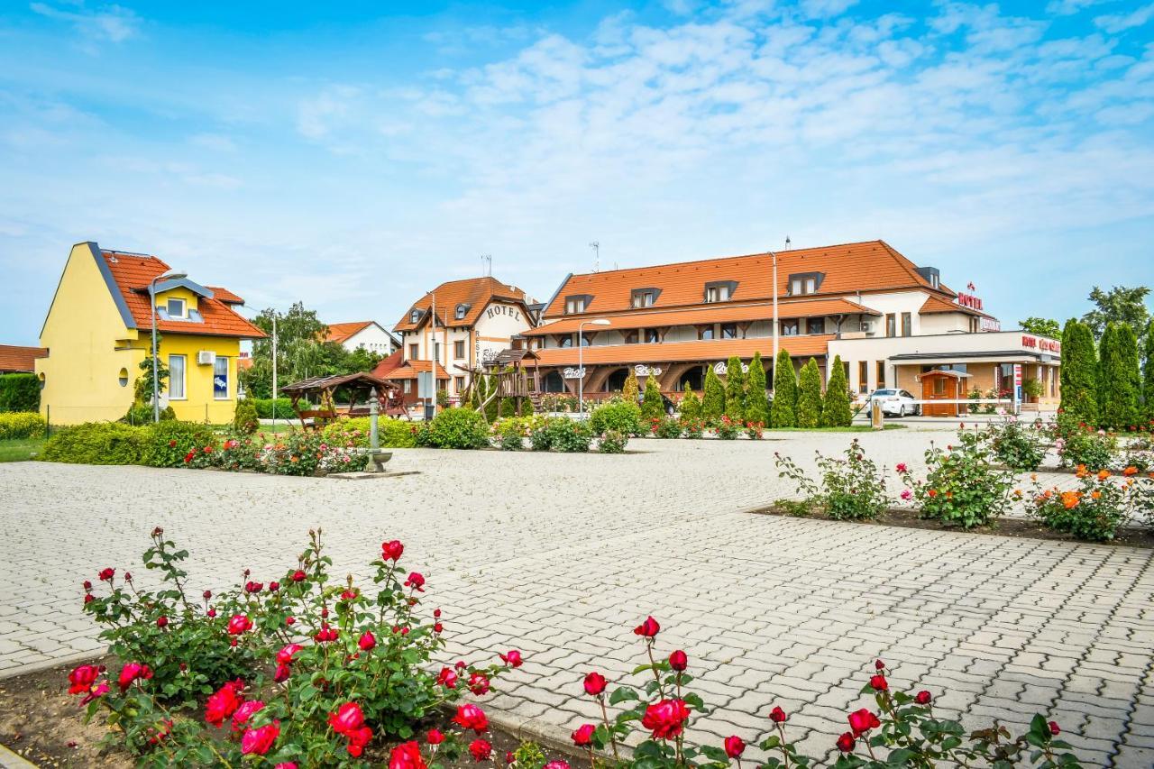 Hotel Rozsa Csarda Bungalow & Caravan Park Hegyeshalom Exterior foto